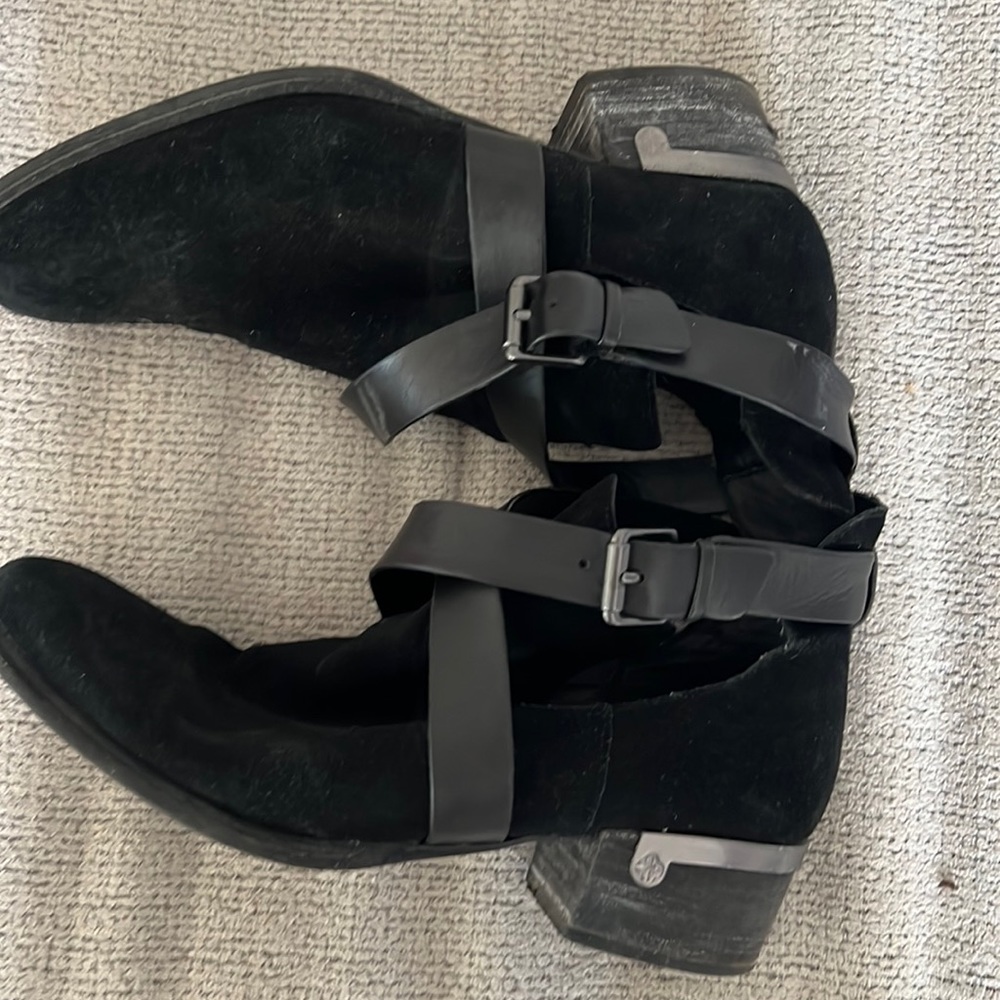 Isola brand bootie 🖤